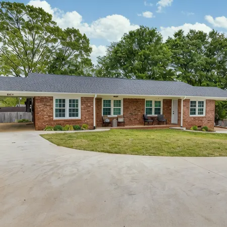 Charming 2-Bd 1-Ba home in Easley near GVL & Clemson w/ WiFi, Self check-in & AC