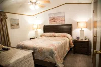 Lake front retreat, covered boat dock, large deck , fenced play area, RV parking - Homestays