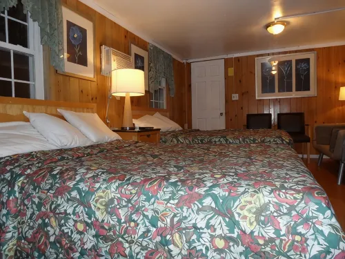 Seven Dwarfs Motel & Cabins