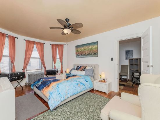 Lovely Victorian Home. Spacious 2 bedroom w/ Parking. Bed & Breakfast Type Space