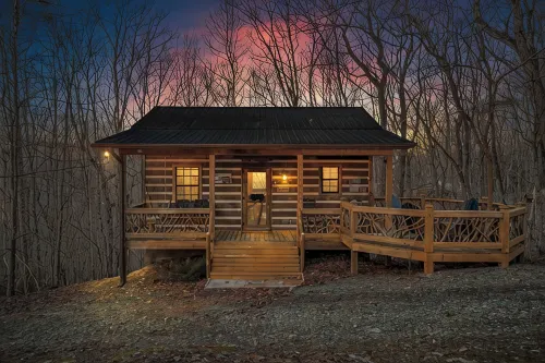 Sweet Retreat Cabin -  Fiber Optic Wi-Fi, Hot tub, Pool table and more.... - シャレー