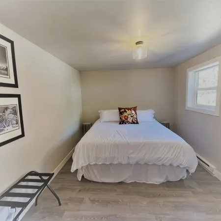 Outlaw Inn Unit 1. Modern, newly remodeled unit. Steps from Main Street!