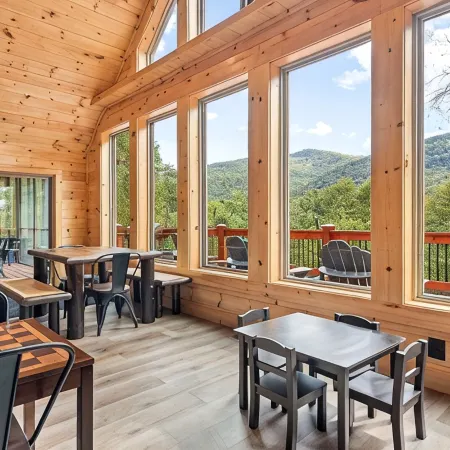 4 Loves Lodge - Main Home Sleeps 22, 5 BR, 5 1/2 BA, Pet Friendly