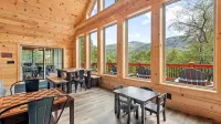 4 Loves Lodge - Main Home Sleeps 22, 5 BR, 5 1/2 BA, Pet Friendly - Hytter