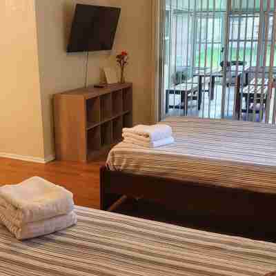 Very comfortable house (1900 sqft), near airport, 281 and 1604. 4b/2ba 8 guests Rooms