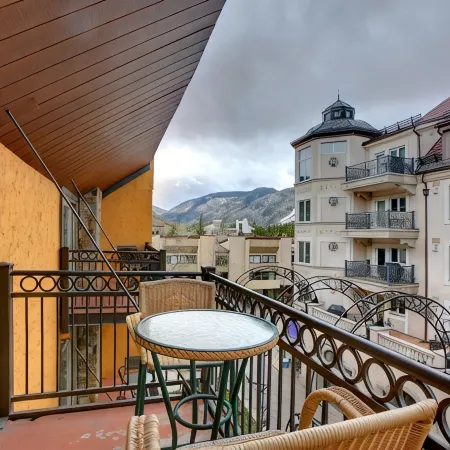 1 min. to slopes!Wake up & Ski! Steps to ski lift/gondola, shops & dining!