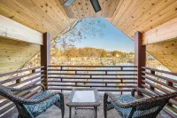 Unwind in Riverfront Comfort — Hot Tub, Fire Pit, Boat Slip, Kayaks - Country Houses