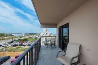 Awesome Place on Beach! Shops & Restaurants Close by!See Note on Sept-Dec Stays