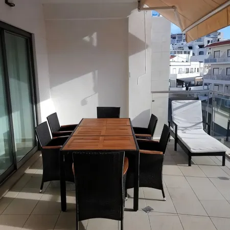 Charming Sea View Flat w/Pool, 20 meters from the Beach