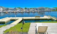 Kayak Shack: 1st Floor, Waterfront Lake House, Dock Boat & Jet Ski