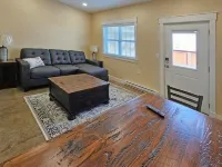 Breckenridge Suites #4 - Deluxe Queen Suite with Separate Living Room - Homestays