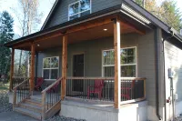 Elkhorn Cabin- In the heart of downtown Packwood, WA. Sleeps 10 - Hytter