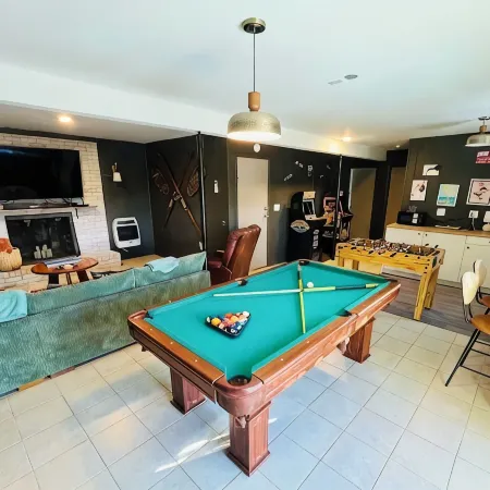 Mtn Views, Guests Rave:FamilyFriendly Cottage, GameRoom, Mins to Lake Laura