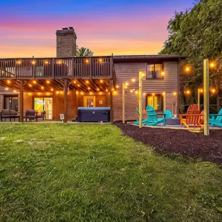 Neon Dream Lodge! Pickleball, Hot Tub, Theater