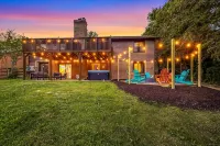 Neon Dream Lodge! Pickleball, Hot Tub, Theater - 4-Star