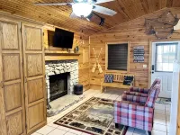 Owls Nest cabin with hot tub near Pomme de Terre lake!
