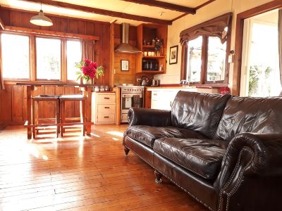 Welcome Home Cottage, Manapouri, Fiordland