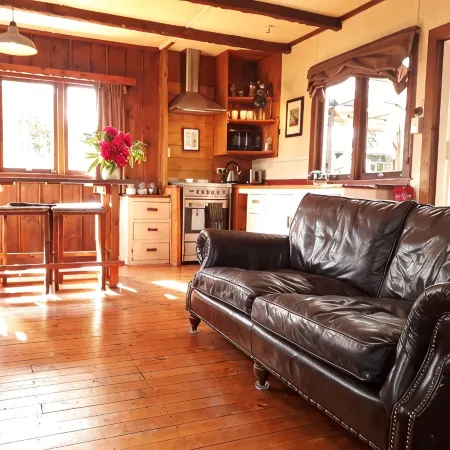 Welcome Home Cottage, Manapouri, Fiordland