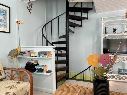2-Bed Loft-Style Condo Sleeps Six, WiFi, Pool, AC; Walk to Restaurants & Beach - Pools