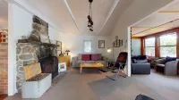 Classic Maine Cabin, Private Waterfront Easy Access to Nearby Amenities - Wifi