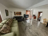 Charming Cottage 2 min walk from a private beach on Georgian Bay