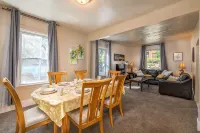 Experience Twin Cites, Spacious, Entire House - 3 ดาว