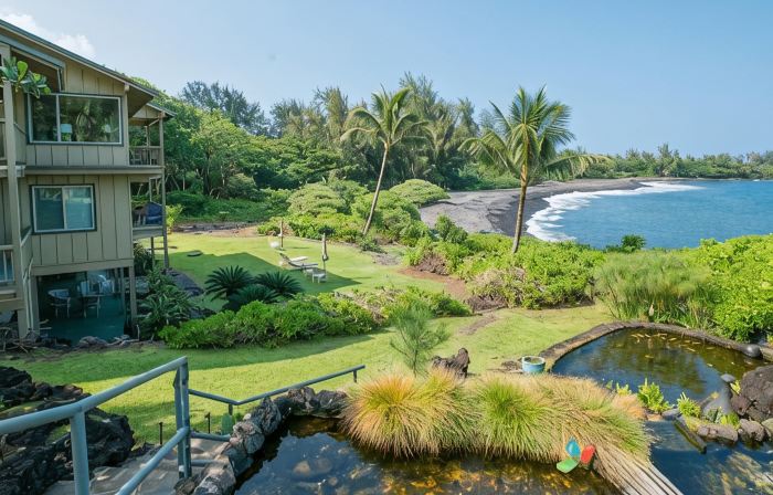 Oceanfront #4 at Hana Kai Maui - 1 Bedroom Upper Floor Corner 100ʻ from Water!