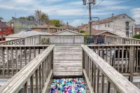 Walkable Chicago Retreat : Cozy 2Br w/ Porch : Near Transit, Dining & Stadiums