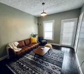 2-bedroom apartment in downtown Elkins with AC, a balcony, and WiFi. - 3つ星