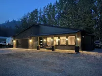 Newley built modern home. Close to lakes and down town food and restaurants. - 3 tähden