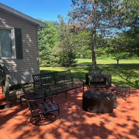 Peaceful 3-bedroom cottage on private Grass Lake.