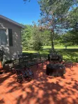Peaceful 3-bedroom cottage on private Grass Lake.