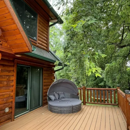Charming 3,800 sq feet log house in Waupaca County.