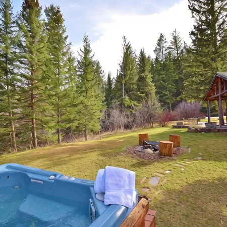 Top Rated Charming MT Cabin w Hot Tub, 10min Dwtn, MSU, 1hr Big Sky/Yellowstone