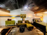 THE GREENROOM, FUNKY music themed tiny home, walking distance to downtown!