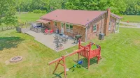 Hillside Hideout With Scenic Bluegrass Hot Tub Views! - Homestays