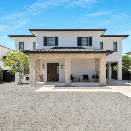 New!Luxurious & spacious waterfront 4 bedroom house in Marathon with endless fun