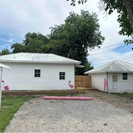 Tiny Flamingo's Nest - Cottage Near Pioneer Woman Mercantile - Pet friendly!