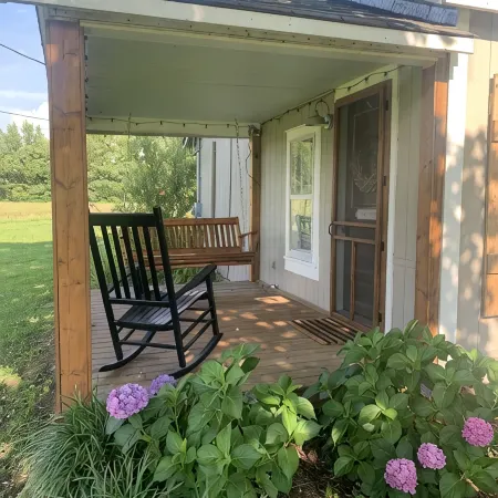 Country cottage on 3 acres right outside of town close to UTM Отели в г. Уикли