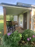 Country cottage on 3 acres right outside of town close to UTM - Homestays