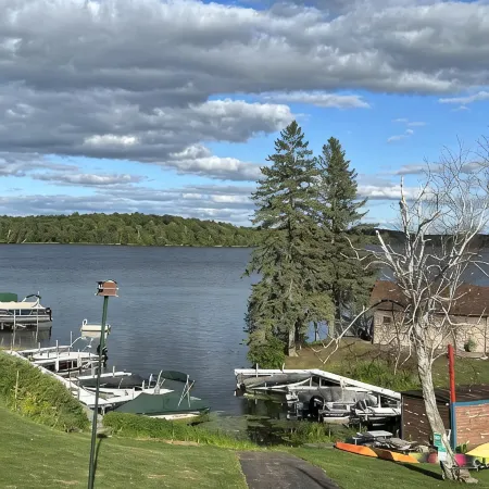 Beautiful Upper Suite on Nelson Lake with Balcony & Lakeviews! Hotels in Lenroot