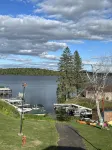Beautiful Upper Suite on Nelson Lake with Balcony & Lakeviews!