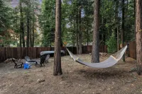 Cozy Cabin in the Woods with Comforts, Hot Tub, Walk to Lake - 4つ星