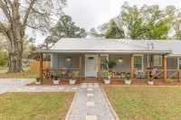 Cozy Duplex Retreat - Beaches, Hospital, Dining
