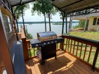 Lakeshore Cottage in Cadiz, Ky has waterfront panoramic views of Lake Barkley! Hotels in Trigg County