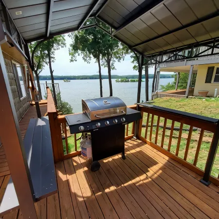 Lakeshore Cottage in Cadiz, Ky has waterfront panoramic views of Lake Barkley!