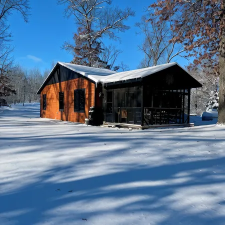 Cozy 2 bedroom cabin with fireplace steps to sand bottom swimming and lake views