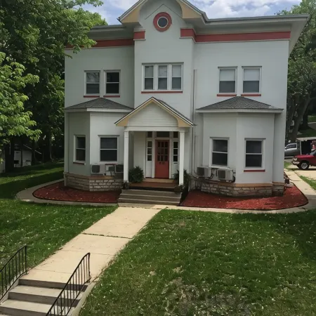Historic Phelps Mansion; main level Suite #1 Отели в г. Декора
