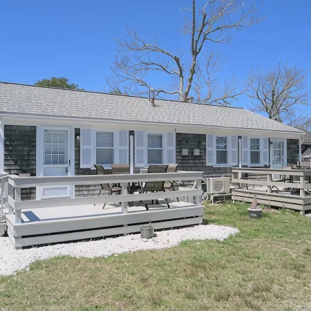 Cape Cod Beach Cottage-2 bdrm, 1 bath, full kitchen and two minute walk to beach
