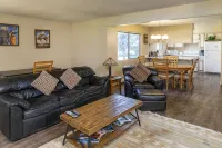 Private, Quiet 2 Bedroom Condo w/ Pool & Hot Tub